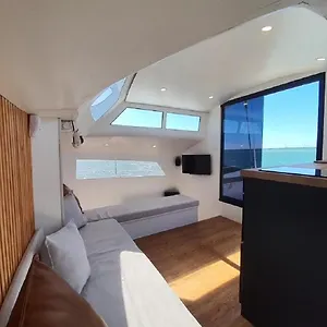 Barco Casa Catamara Sleepandboat Botel